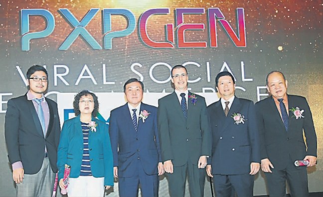 富士康子公司宇宙互联与宇宙时代希望通过电子服务平台， 推动马来西亚 电子商务发展， 左起为刘胤桢、廖春华教授、黄家泉、麦特利吉、蒋洁良及许立威。