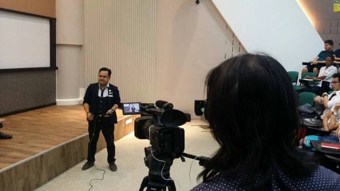 Nick Albert 熊猫老师 举起手